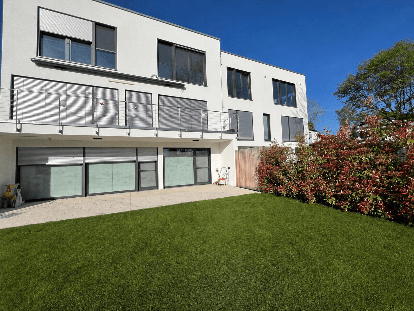 Mehrfamilienhaus – Fassade und Außenbereich – Bild 1